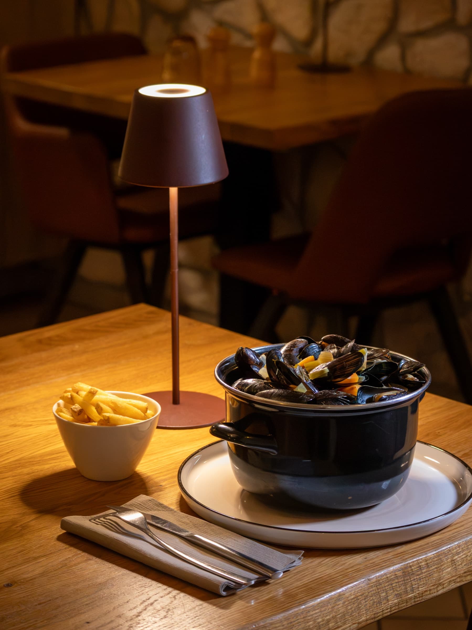 Mullen mat Fritten an der Brasserie Am Duerf